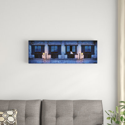 Chat assis sur le rebord d'une fenêtre, Vigan, Ilocos Sur, Philippines, nuit par Panoramic Images - reproduction d'art sur toile tendue