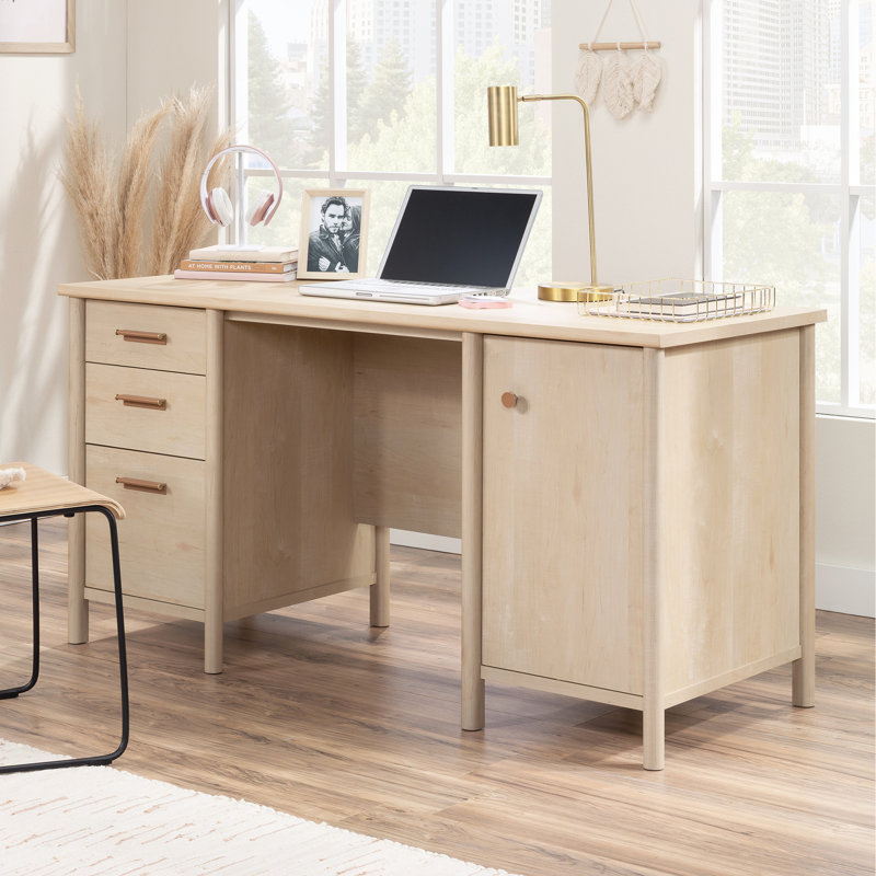 Bureau d'ordinateur brun de style transitionnel avec un grand plateau et de nombreux tiroirs de rangement, idéal pour l'organisation de la maison.