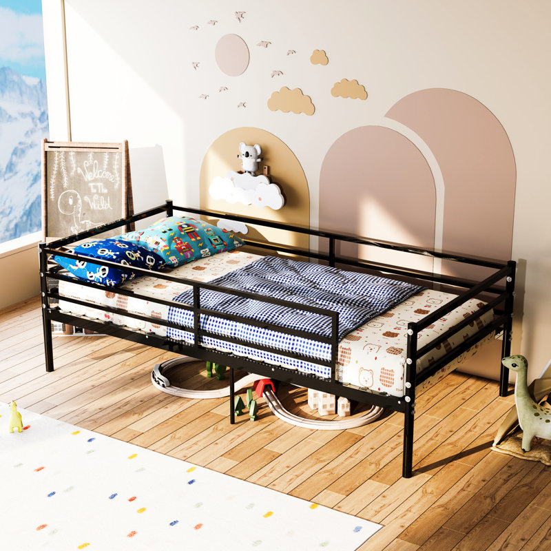 Cadre de lit simple noir, style lit superposé moderne, structure en métal, matelas sans ressorts, traverses latérales, plusieurs pieds de soutien, rangement en dessous, surface lisse, patins de protection et configuration simple