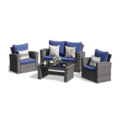 Ensemble de mobilier de patio 4 pièces avec coussins bleus, revêtement en PE résistant aux intempéries et table en verre léger, idéal pour les petits espaces extérieurs. Table tressée à la main en bois trempé.