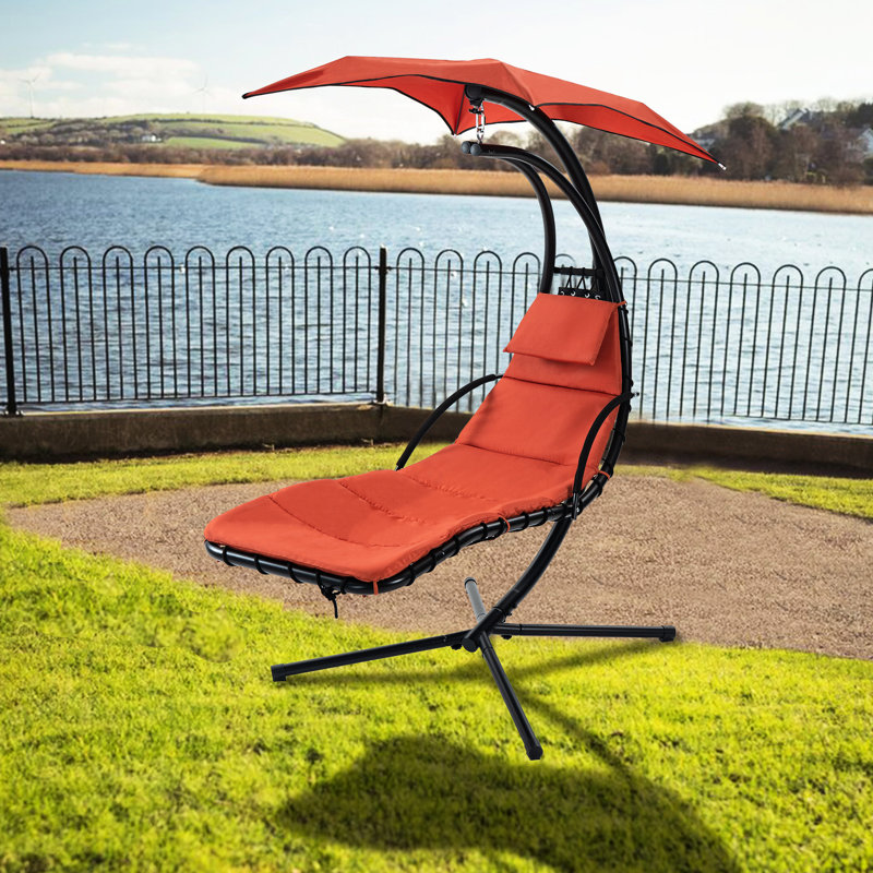Chaise longue suspendue avec support ergonomique, pour la détente au bord de la piscine.