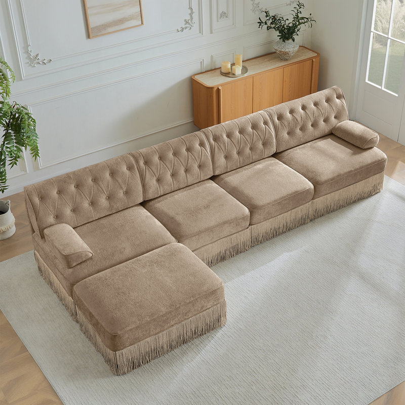 Tissu de velours en forme de L de 135 po adapté aux animaux de compagnie, canapé de style Chesterfield, jupe à pampille, accoudoirs carrés légèrement incurvés, combinaison libre, conception ergonomique, pour les aires de repos des chambres à coucher, chameau