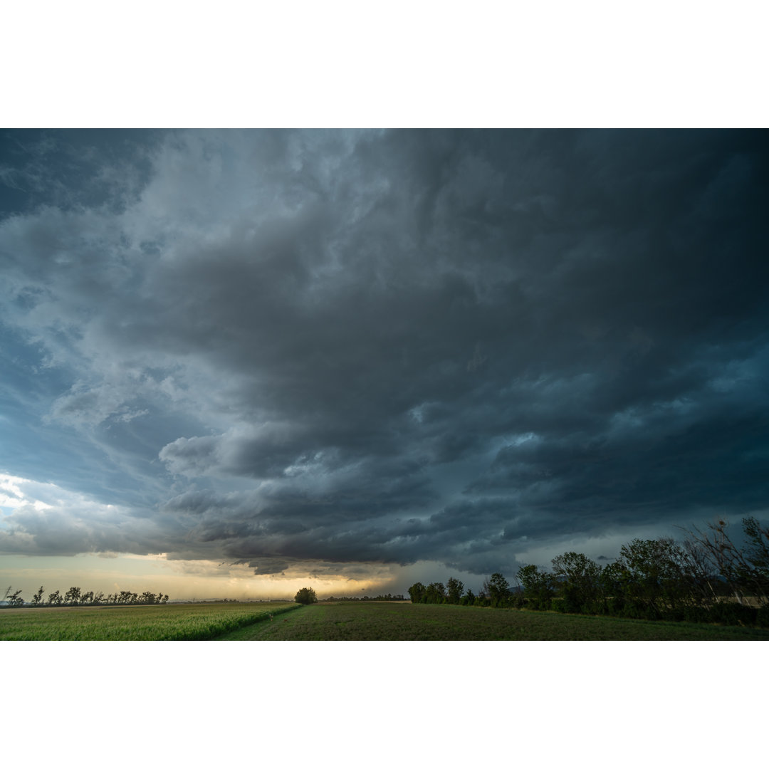 Dunkle Sturmwolken von Amriphoto - Druck auf Leinwand ohne Rahmen