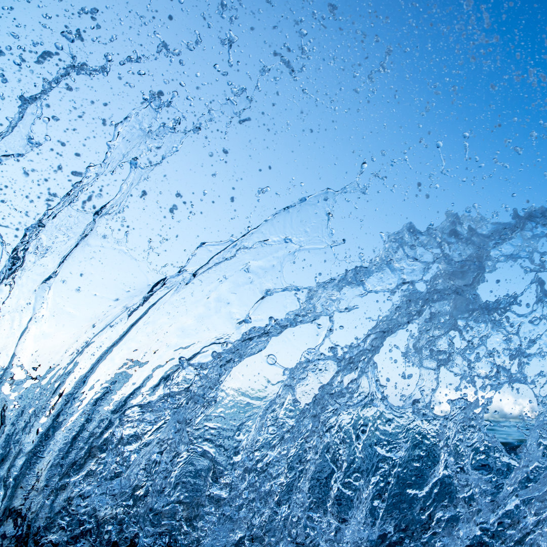 Flüssigkeitsspritzer mit Himmel