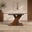 Cet ensemble de tables et chaises de salle à manger présente un design moderne et élégant, qui rehausse son esthétique. La table est dotée d'un piètement robuste en forme de X décalé, qui met en valeur sa beauté géométrique.