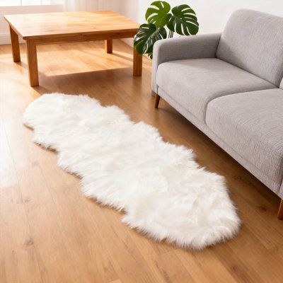 Tapis blanc moelleux en fausse peau de mouton