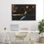 Cadre flottant couronne femme royale au bar, design par Keith Thomson-577027066-577027068