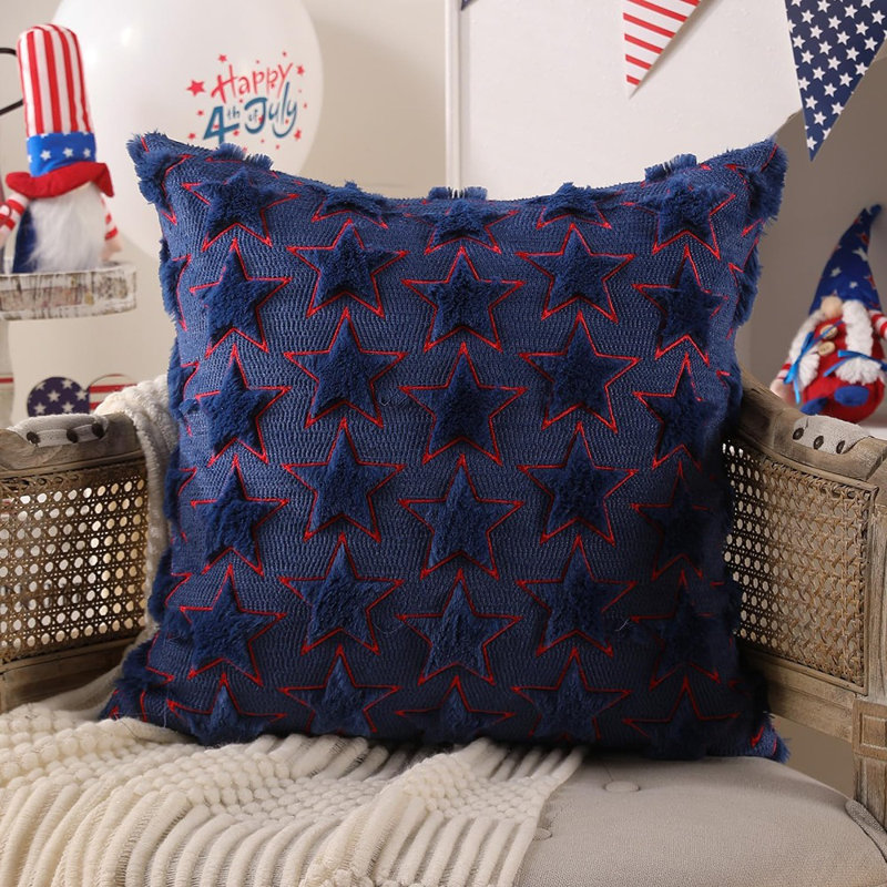 Ensemble de 2 housses de coussin 4Th of August 18 X 18 pouces 4 étoiles Decor Blue Star Red Edge Décoration Coussin en peluche douce