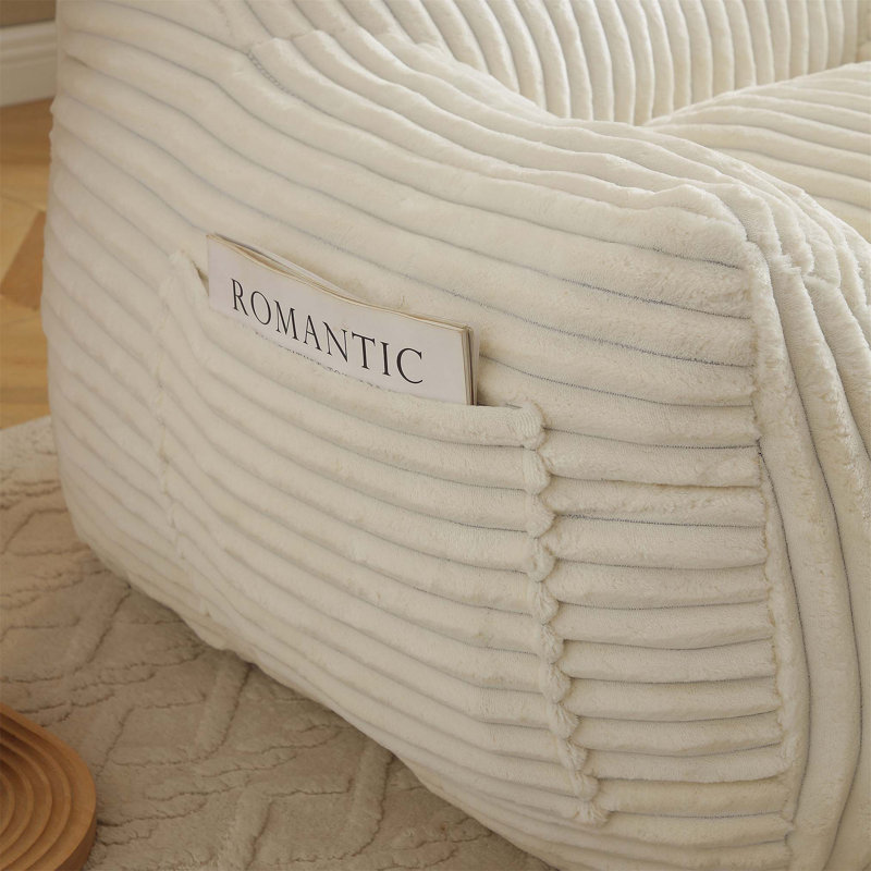 Fauteuil à billes Giant Plush avec accoudoirs et repose-pieds pour un confort et un soutien ultimes dans n'importe quelle pièce.