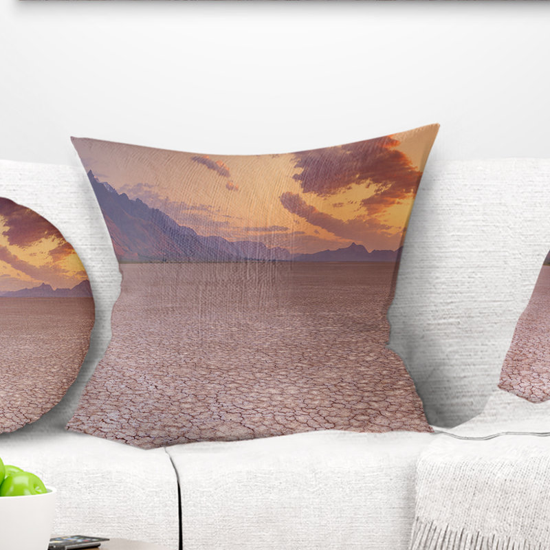 Coussin Cracked Earth in Alvord Desert, 18 po x 18 po, Coussin décoratif