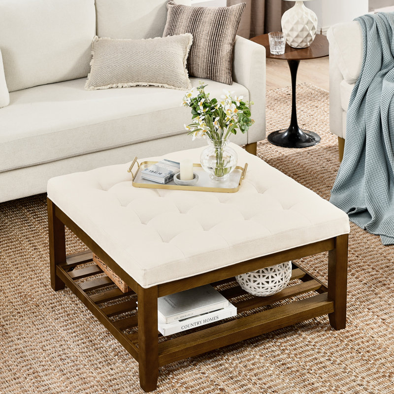 Table basse en bois de hêtre avec tablette, revêtement en lin doux et structure robuste, pour chambre ou salon.