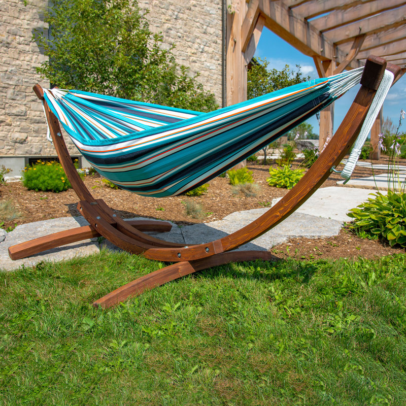 Hamac double avec support arqué en pin massif Holyoke Vivere - Offert en tissu Sunbrella ou en coton, Bleu / Mauve