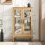 Élégante armoire vitrée en chêne clair avec portes en verre trempé, lumière DEL, panneau arrière en miroir et tablettes réglables - rangement parfait pour la maison et le bureau-952067370