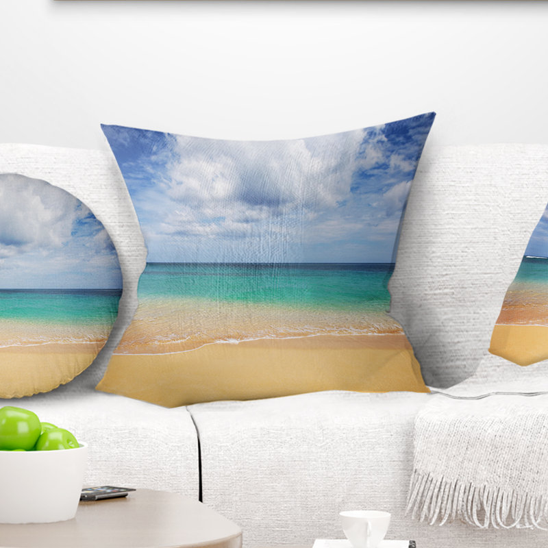 Coussin Beach Bright Seashore avec nuages lourds, 16 po x 16 po, Carré