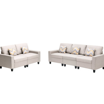 Assortiment de lin et de salon beige. Coussins avec pieds interchangeables. Sièges rembourrés de mousse avec fonction de ressorts ensachés. Meuble l 67 po x P 33,5 po et H 33 à 37 po comprenant des pattes de 95,5 po