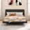 Grand lit plateforme tapissier, cadre de lit en cuir PU avec tête de lit Wave et pieds trapézoïdaux, noir