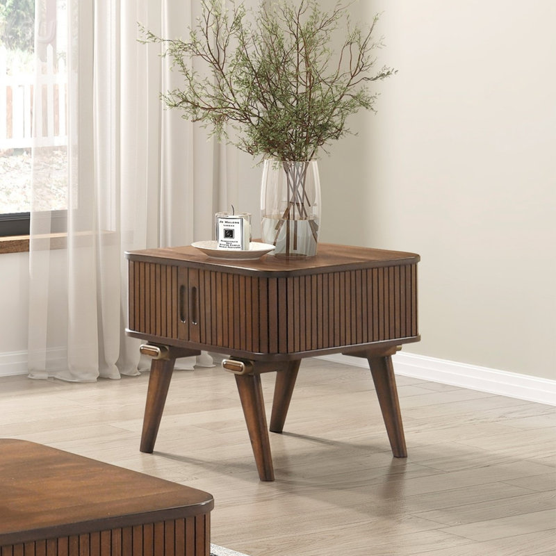 Table de bout avec rangement en noyer et portes en tambour pour une organisation de salon moderne et efficace