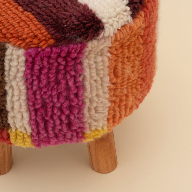Tabouret d'appoint carré de 40 cm en laine shaggy de Nouvelle-Zélande avec pieds en bois de manguier, pouf multicolore capitonné à la main