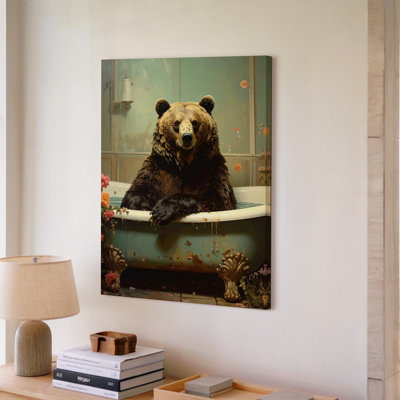 Un grand ours brun se prélassant dans une baignoire rétro en toile, l'ours a une expression calme, de qualité supérieure, prêt à accrocher moderne