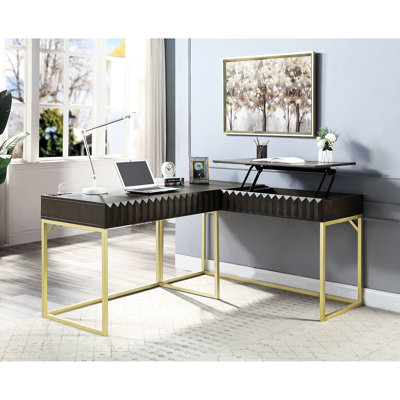 Bureau d'ordinateur industriel bicolore en noyer avec plateau relevable, port, structure en acier doré et glissières à roulement à extension complète pour une fonctionnalité de style bureau, espace de tiroir coulissant