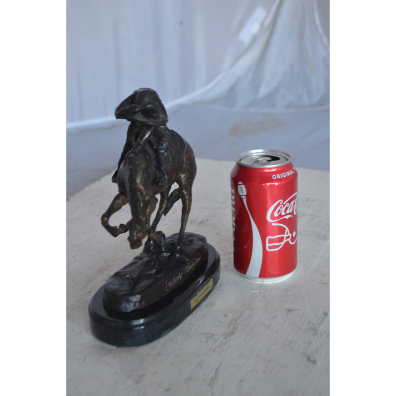 Statue en bronze Rattlesnake par Remington, superbe art occidental avec base en marbre de Perrault, l 7 po x l 3 po x H 10 po