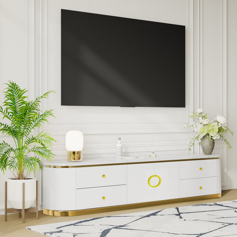 Meuble télé moderne pour téléviseurs jusqu'à 85 pouces, 4 tiroirs et un espace de rangement, design incurvé cannelé et panneau aspect marbre blanc pour salon