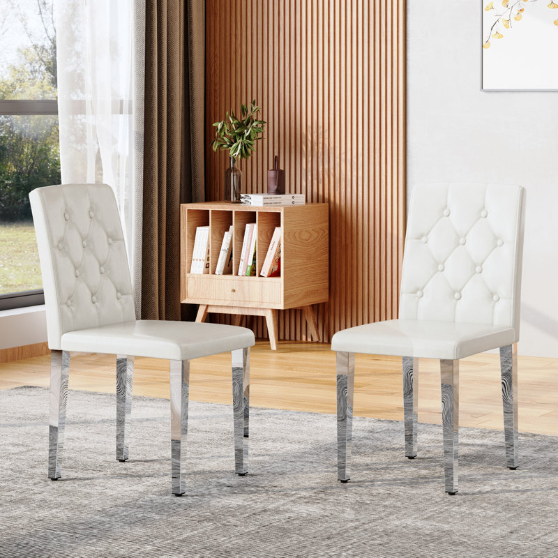 Chaises de salle à manger en polyuréthane avec dossier à boucle ergonomique et pieds en métal argenté, combinant confort et texture pour les espaces de salle à manger modernes.