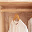 Une garde-robe en bois simple