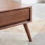 Table basse surélevée Table basse 100% bois de chêne massif avec plateau et plateau de table basse Largeur 120 x profondeur 65 x hauteur 45 cm Bureau d'étude Facile à assembler Bois de couleur noyer avec tablette-251631982-251631981