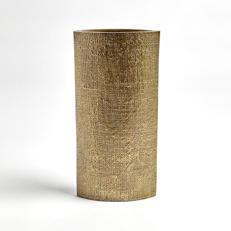 Vase en laiton gravé au chanvre, H 18 po x l 9 po x P 4 po