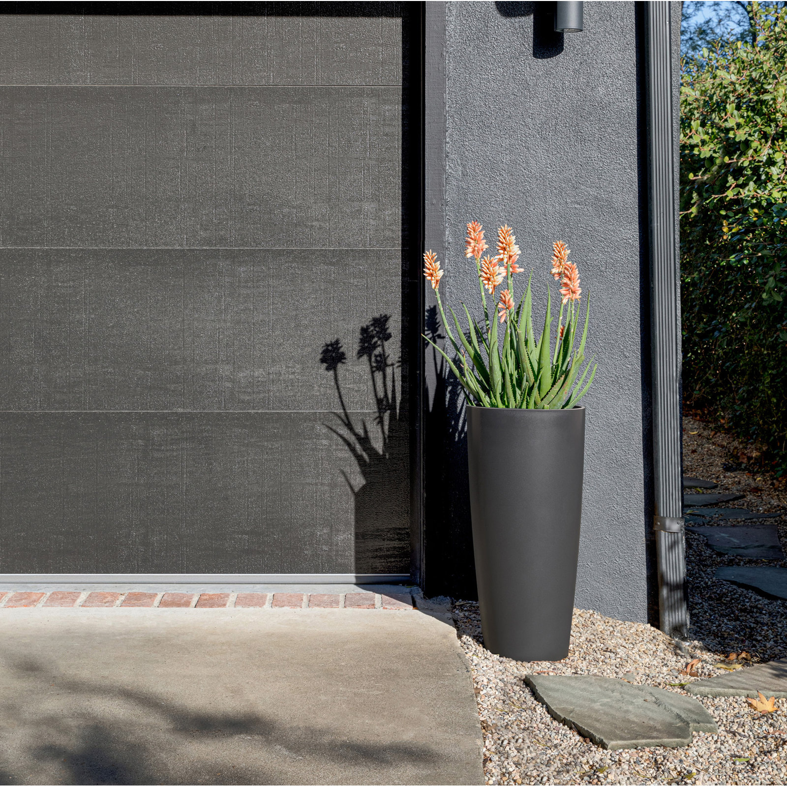 14" Pot Planter, Black, 1