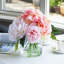 Arrangement floral rose dans un vase en verre