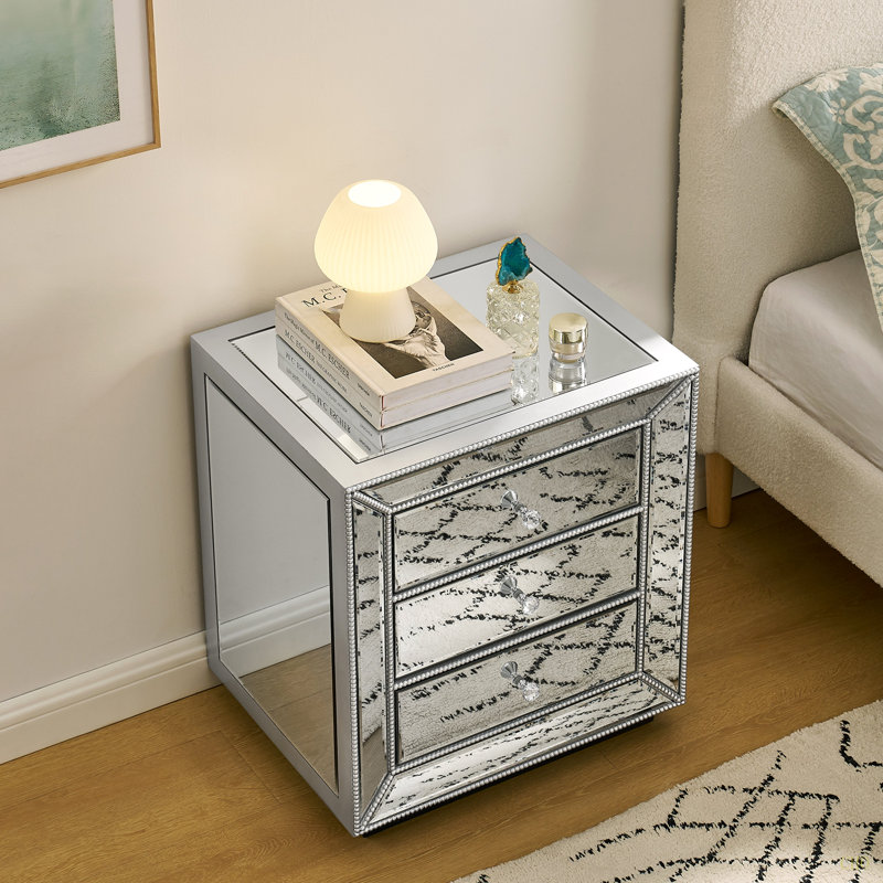 Armoire à trois tiroirs avec finition miroir en perles