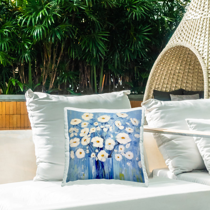 Coussin d'extérieur «Bold Blooms on Blue» par Irena Orlov
