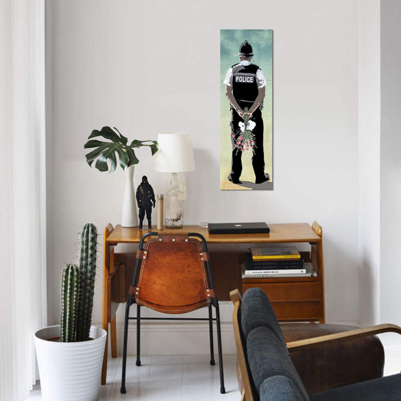 « policière force love », impression sur toile, H 36 po x l 12 po x P 1,5 po, Toile tendue