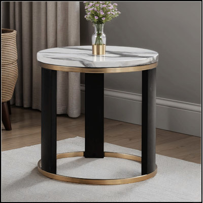 Table de bout ronde de style contemporain avec plateau en marbre et anneaux dorés, parfaite pour ajouter de l'élégance à tout espace de vie.