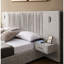 Structure de lit grand format avec revêtement en chenille beige, conception plissée, tête de lit, table de chevet et support stable pour un sommeil réparateur - pas besoin de sommier tapissier Confortable style simple et moderne