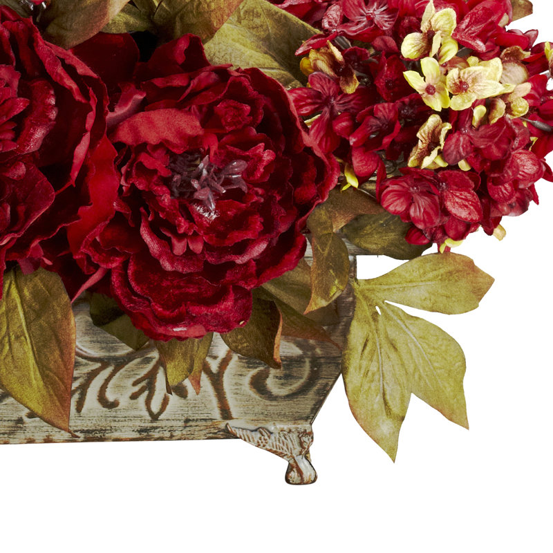 Pièce maîtresse pivoine et hortensia dans un pot de fleurs