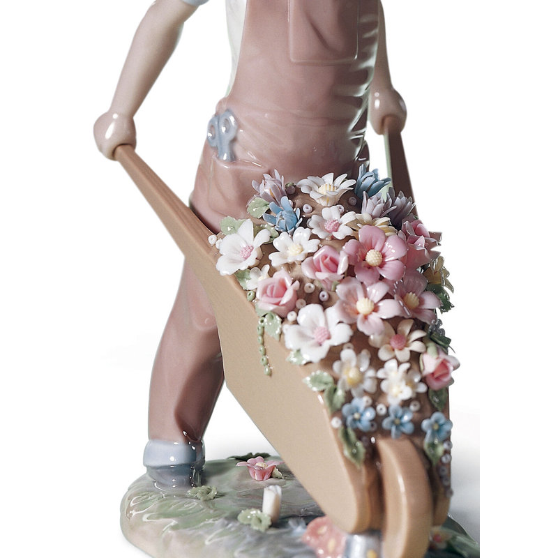Figurine garçon brouette avec fleurs