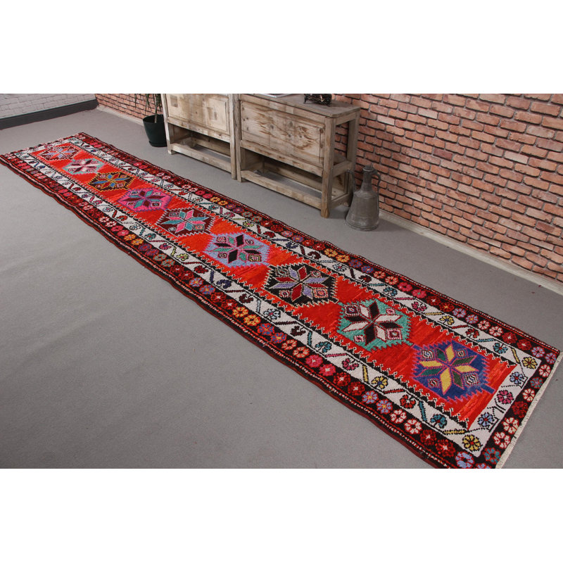 Chemin de table turc rétro fait à la main avec un motif traditionnel Herki en laine rouge éclatante pour un décor de couloir luxueux et un rehaussement de style bohème antique