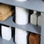 Armoire de rangement sous l'évier gris. 2 portes et une tablette pour l'organisation. Peu encombrant. Construire. Peut supporter 33 lb Rangement pour salle de bain et tablette ajustable de L 23,5 po x l 11,96 po. H 23,5 po. Augmente l'espace.
