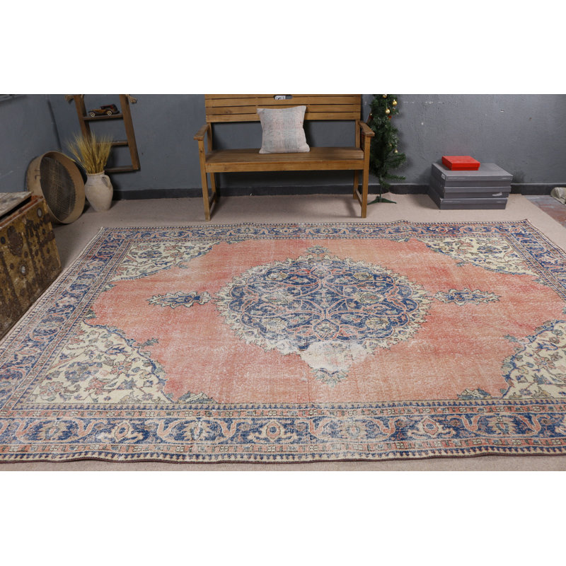 Tapis turc rétro offrant une touche d'élégance au décor de votre salon