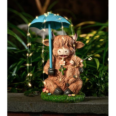 Statue de vache des Highlands pour jardin extérieur avec guirlande lumineuse, figurine de vache en résine avec parapluie scintillant et guirlande lumineuse féerique, décor de jardin et d'extérieur