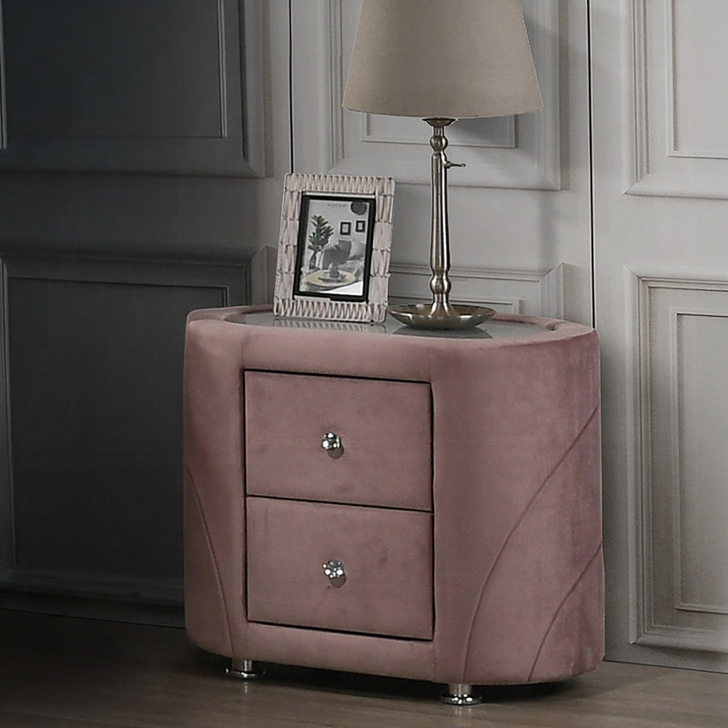 Table de chevet rembourrée exquise avec deux tiroirs et des pieds en métal chromé, un ajout parfait pour rehausser le décor de votre chambre à coucher