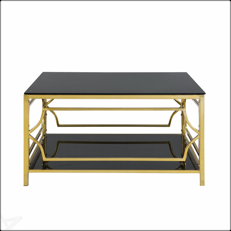 Table basse carrée en verre avec cadre luxueux en métal géométrique, finition dorée et tablette inférieure pour les intérieurs modernes