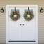 Couronne de porte artificielle 24 po avec fleurs et fleurs d'eucalyptus
