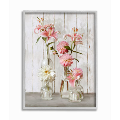 Printemps des fleurs roses en pots de verre, fleurs rustiques féminines par Daphne Polselli - impression d'art graphique