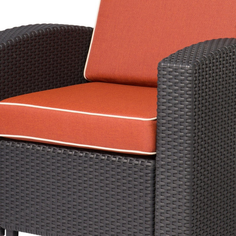Fauteuil club 33 po en plastique noir avec coussin rouge