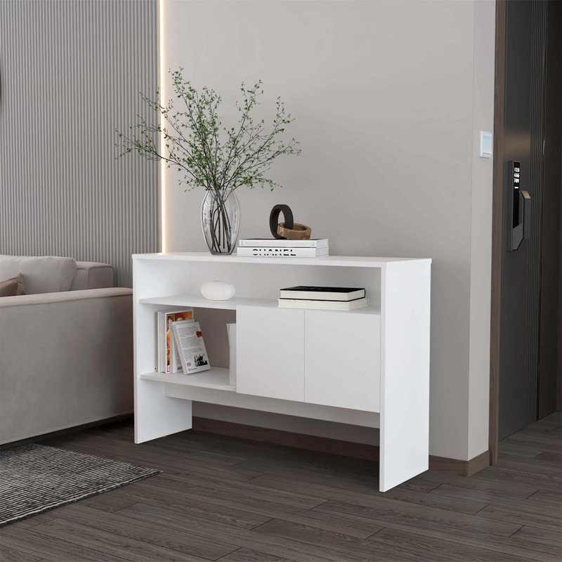 Élégante console blanche avec deux portes et trois tablettes ouvertes, idéale pour les maisons modernes et pour économiser de l'espace