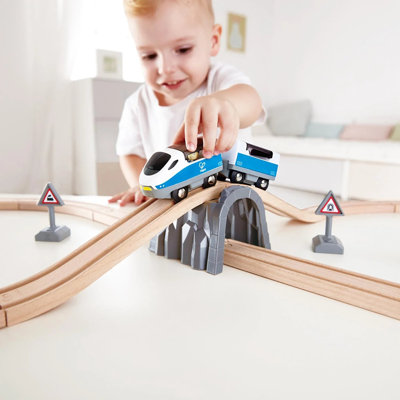 Hape: ensemble de train de voyageurs - ensemble de chemin de fer à 8 voies, jouet en bois, 2 trains de liaison magnétiques, 2 figurines et accessoires posables, enfants de 3 ans et plus